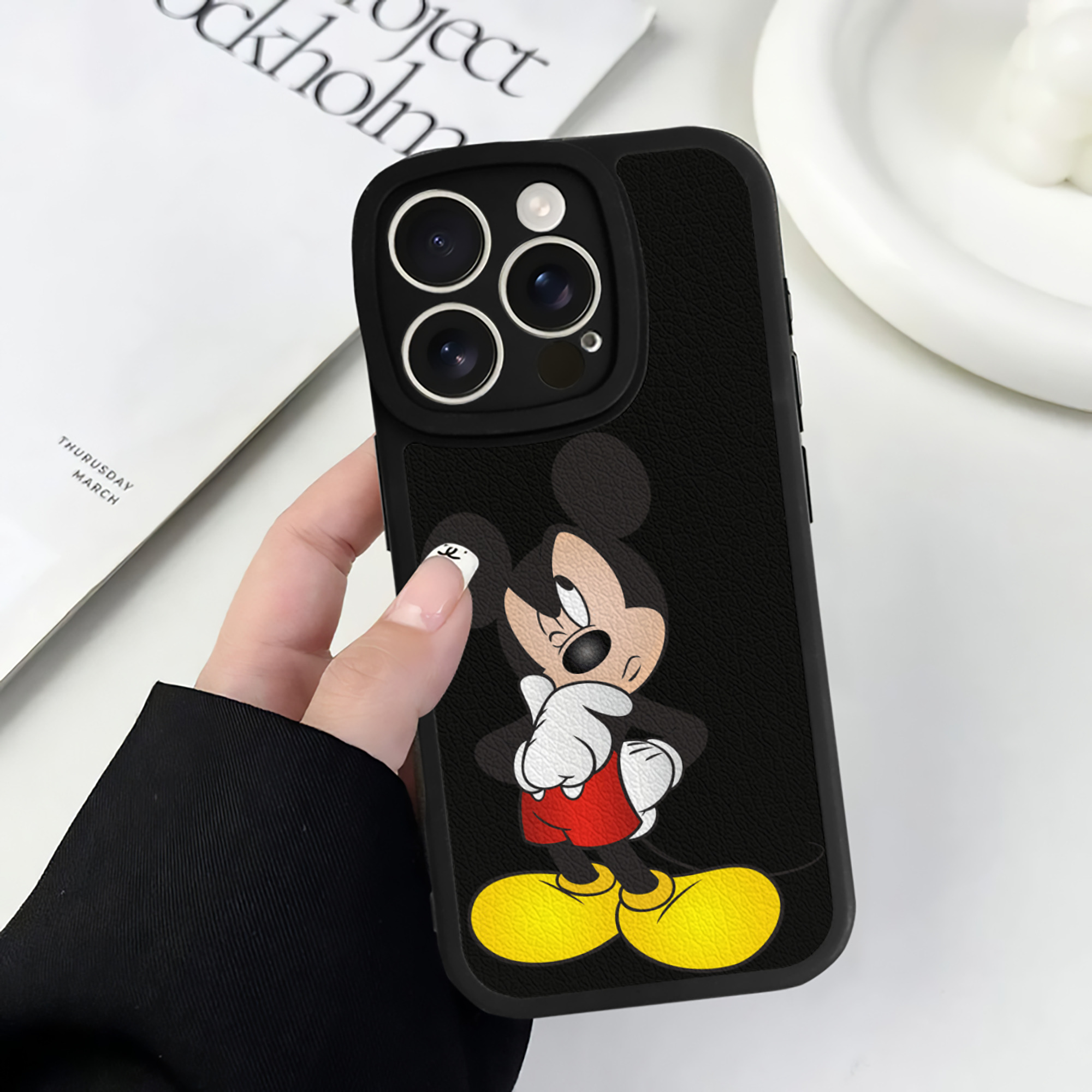 （画像用） ミッキーマウス Mickey Mouse 【iPhone 16シリーズ対応】シリコンスマホケース（レザー調） 材質：シリコン
